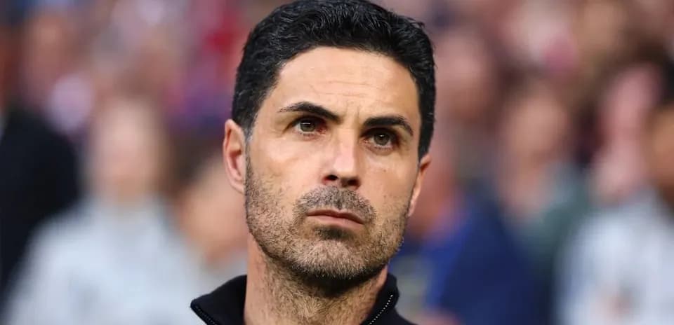 Entrenador observando el partido desde la banda