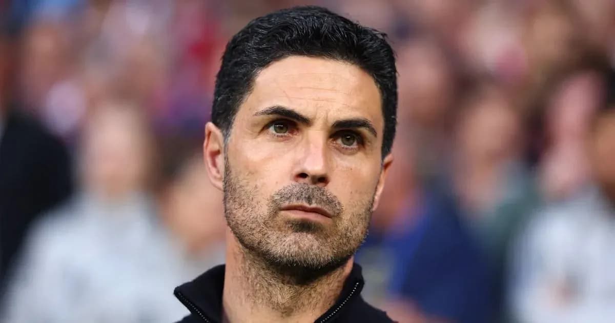 Entrenador observando el partido desde la banda