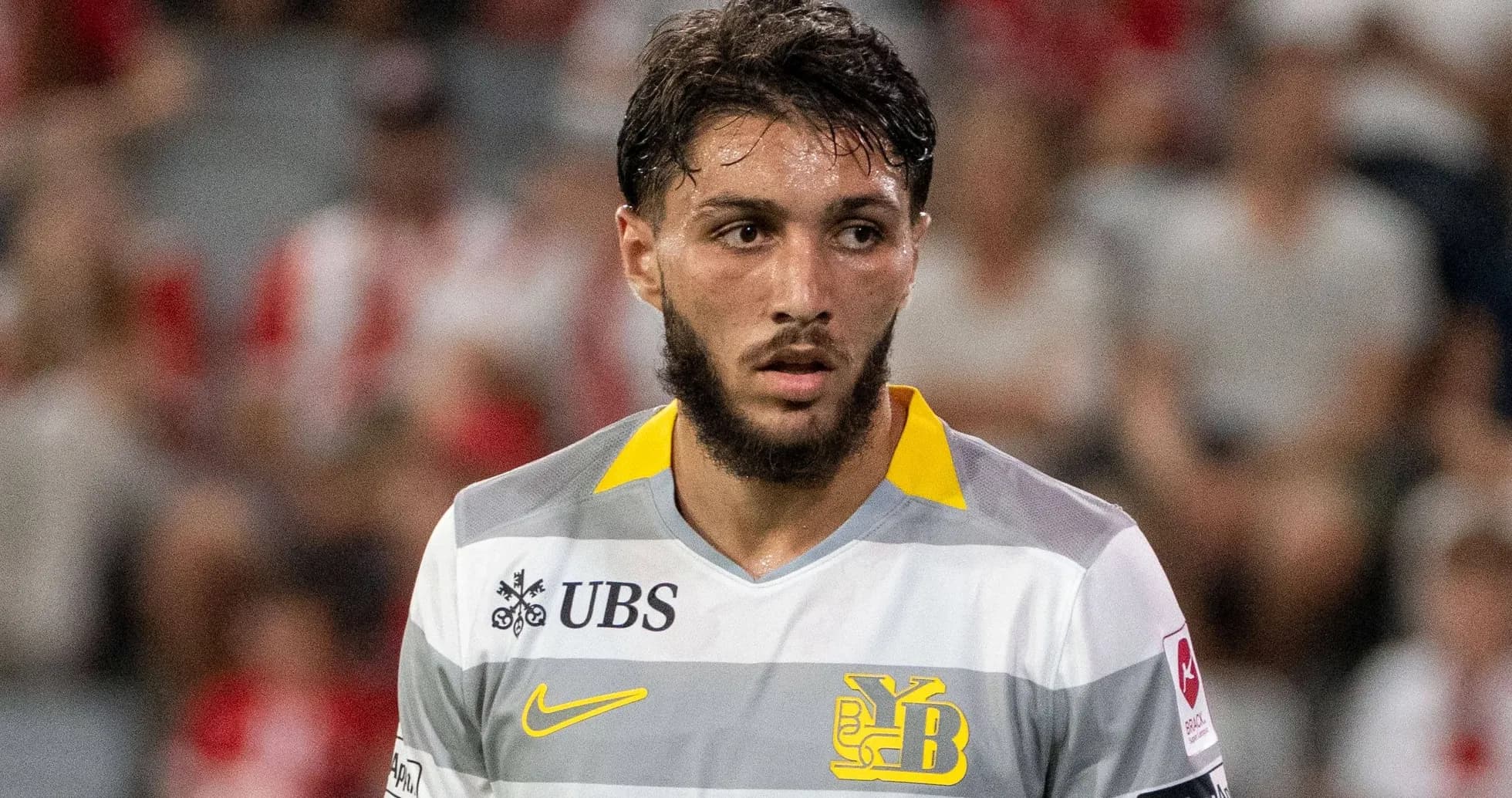 Jugador con camiseta del Young Boys en el campo