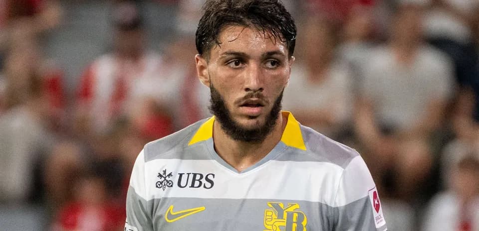 Jugador con camiseta del Young Boys en el campo