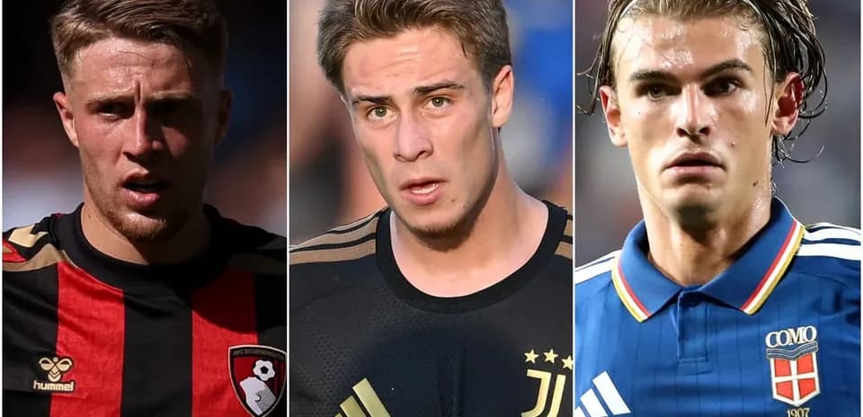Tres futbolistas en camisetas de clubes diferentes