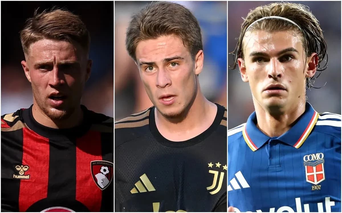 Tres futbolistas en camisetas de clubes diferentes