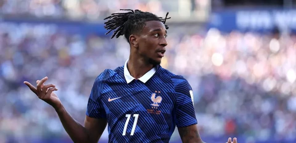 Jugador de Francia con camiseta número 11 en partido