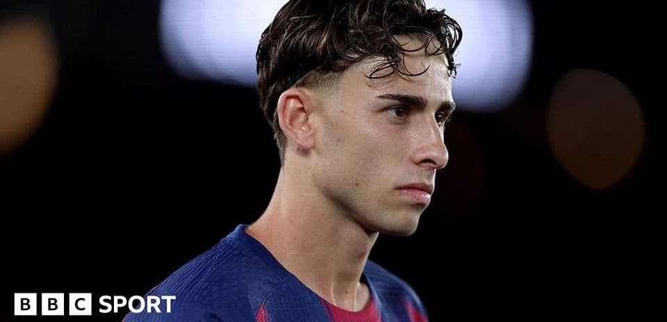 Jugador con camiseta del FC Barcelona en primer plano