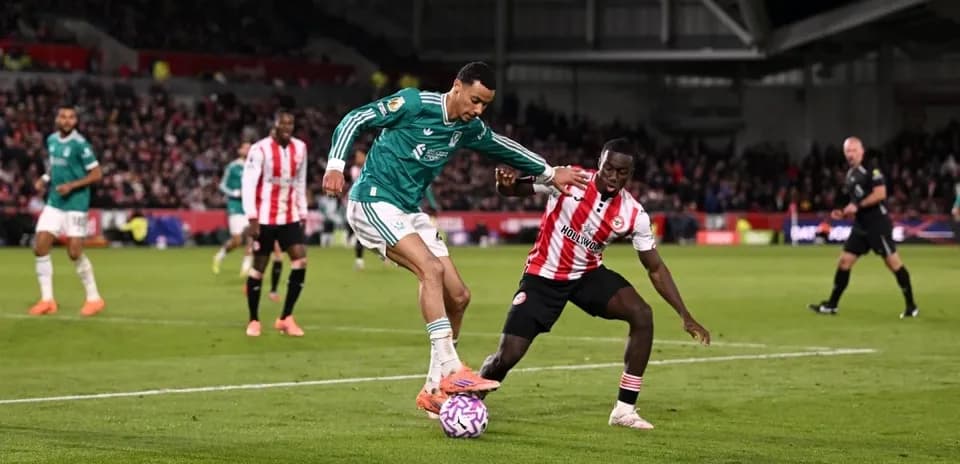 Jugador de Liverpool compitiendo por el balón