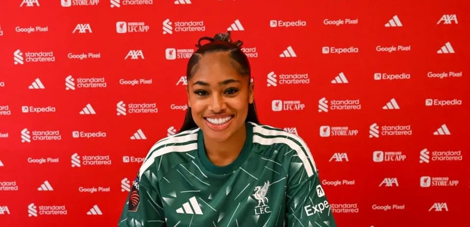 Jugadora sonriente en conferencia de prensa de Liverpool