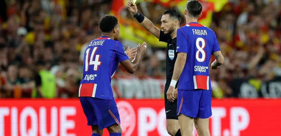 Jugador de D. Doué recibe tarjeta amarilla del árbitro