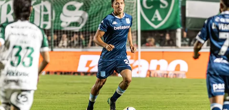 Jugador de Racing Club en acción durante el partido