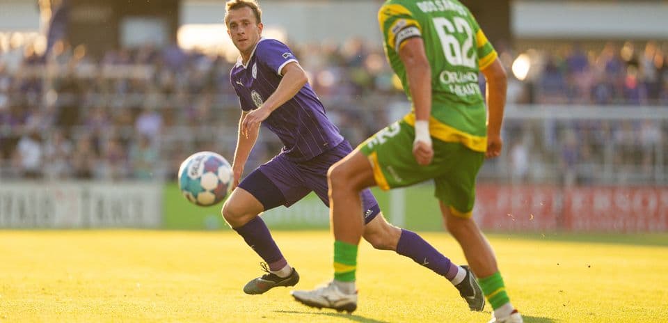 Jugador de Louisville City en acción durante el partido