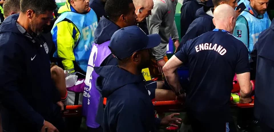 Equipo médico trasladando a un jugador lesionado