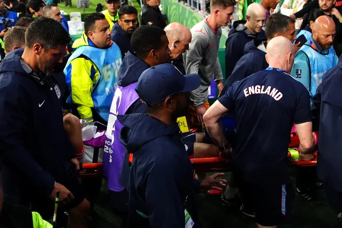 Equipo médico trasladando a un jugador lesionado