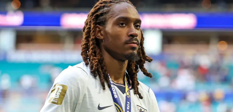 Jugador de Inglaterra con medalla en el cuello