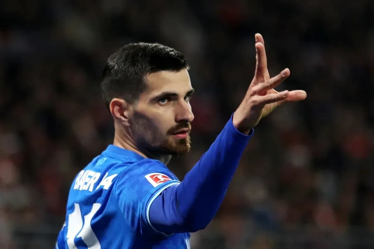 Jugador señalando durante un partido de fútbol
