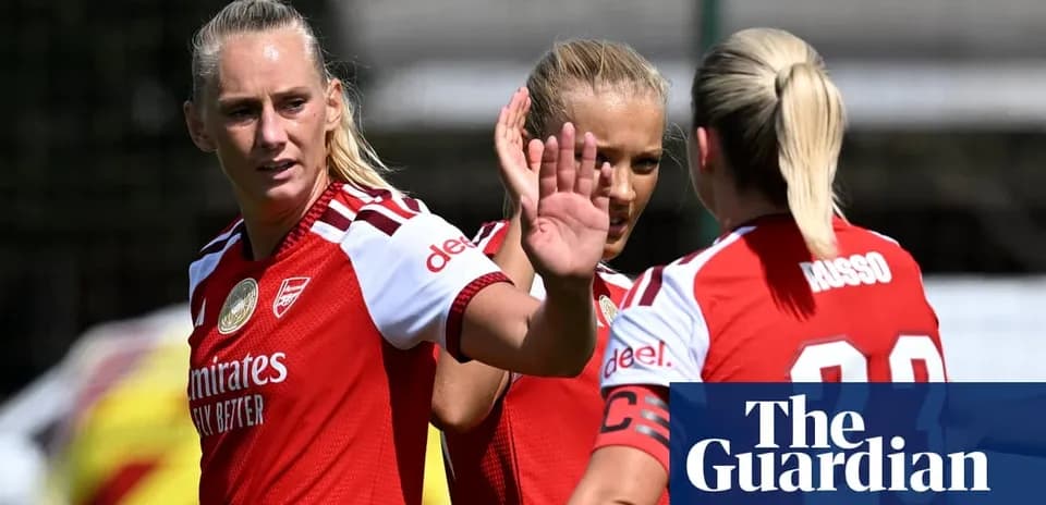 Jugadoras de Arsenal en entrenamiento saludando