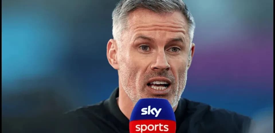 Analista deportivo hablando en un micrófono de Sky Sports