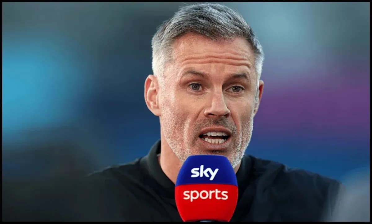 Analista deportivo hablando en un micrófono de Sky Sports