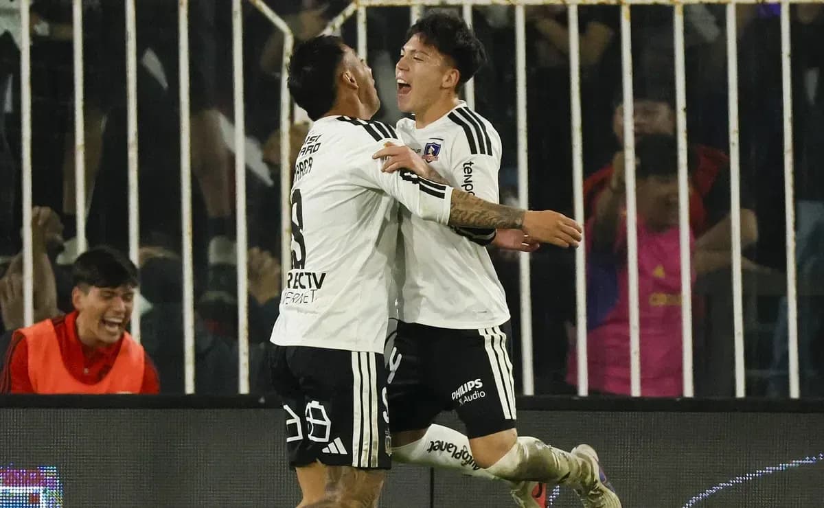 Jugadores de Colo Colo celebrando un gol