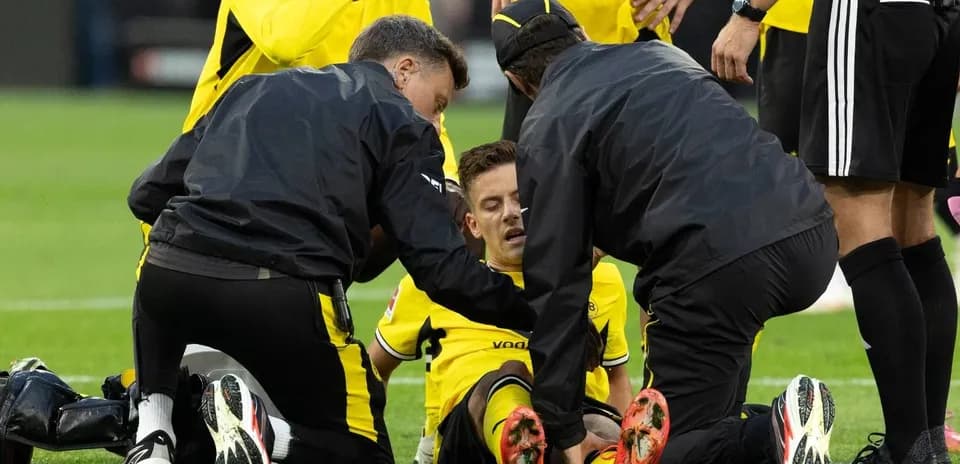 Jugador en el suelo siendo atendido por el personal médico