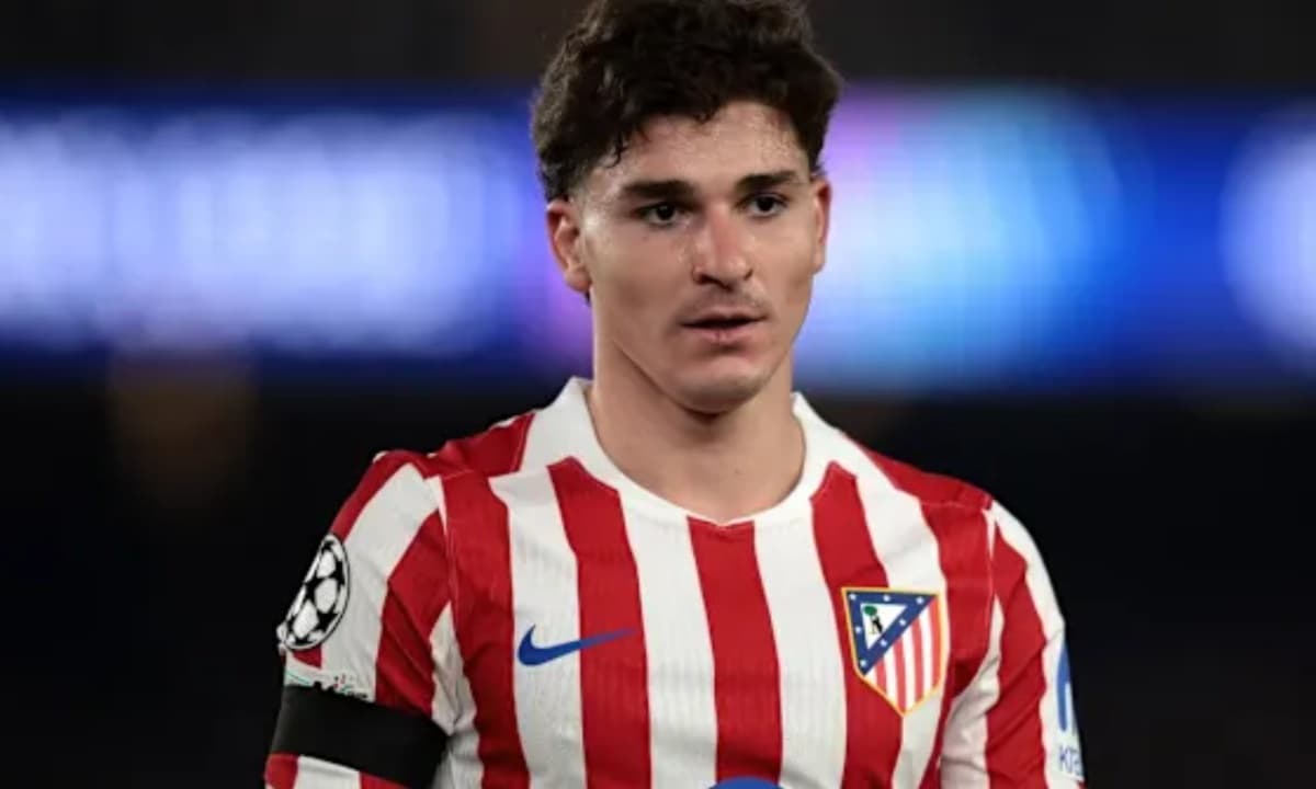 Jugador de Atlético de Madrid en uniforme de partido