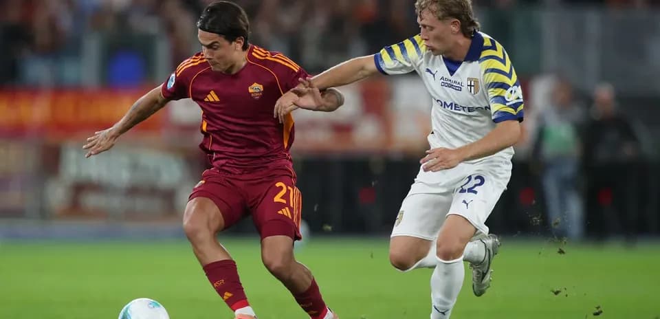 Jugador de AS Roma y Parma disputando el balón