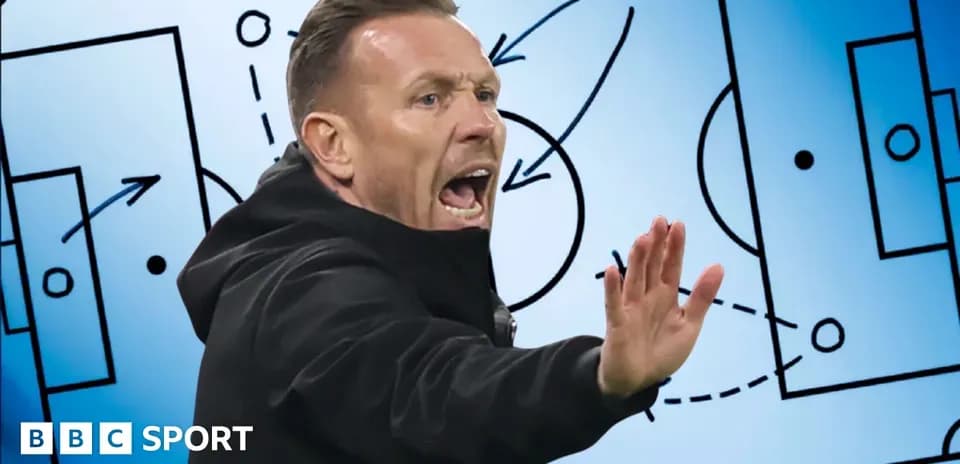 Entrenador señalando tácticas en pizarra durante partido