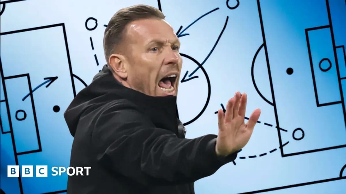 Entrenador señalando tácticas en pizarra durante partido Entrenador señalando tácticas en pizarra durante partido
