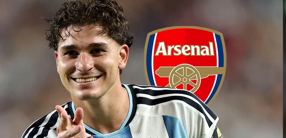 Jugador argentino sonriente con camiseta de fútbol