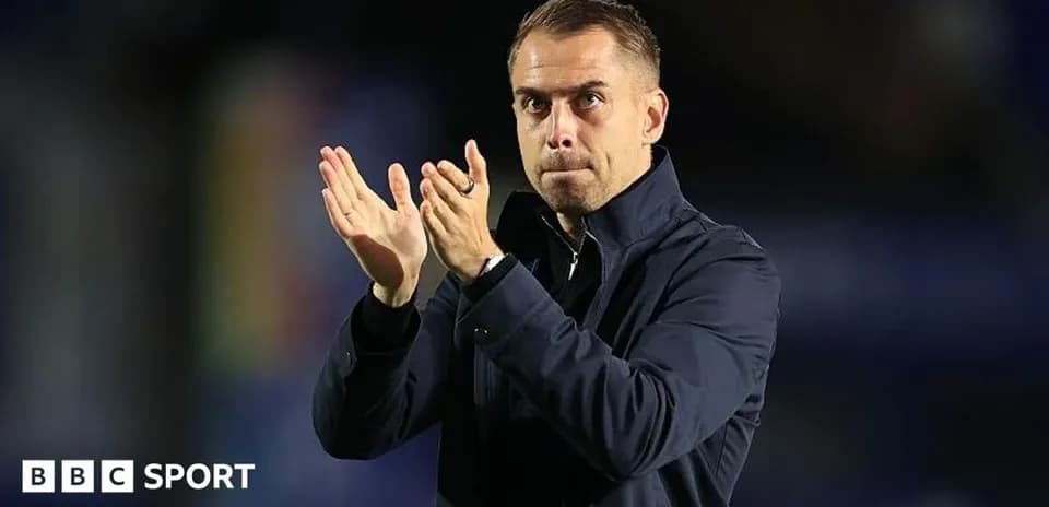 Entrenador aplaudiendo en el campo durante el partido