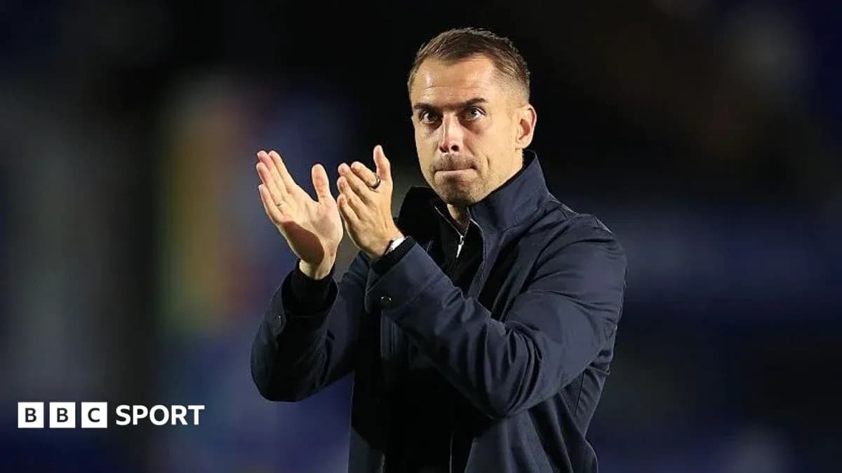 Entrenador aplaudiendo en el campo durante el partido