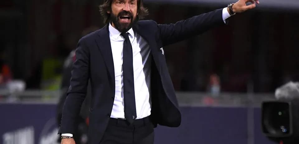 Entrenador gesticulando durante un partido de fútbol