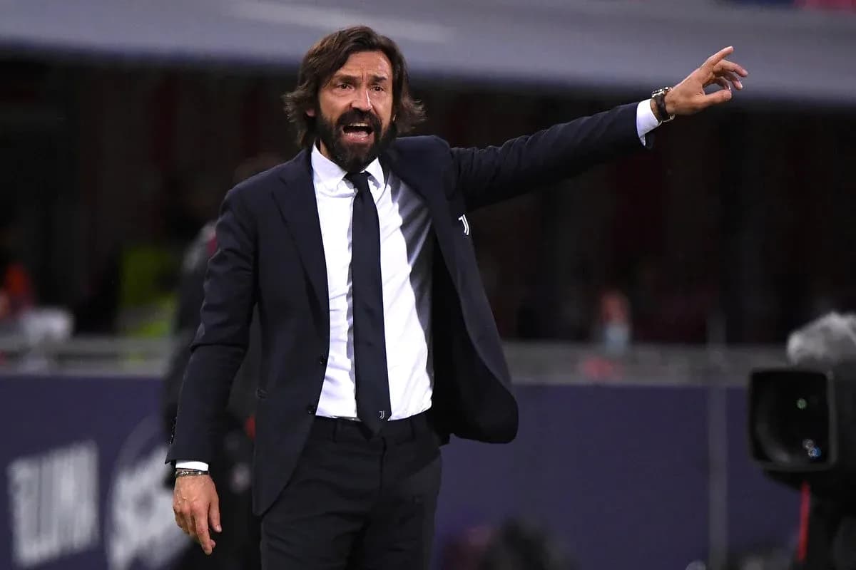 Entrenador gesticulando durante un partido de fútbol