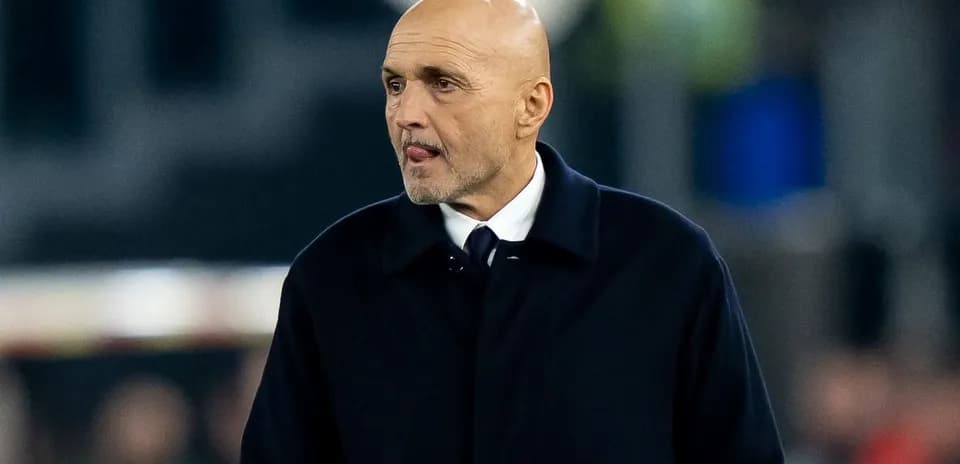 Entrenador observando el partido desde la línea lateral