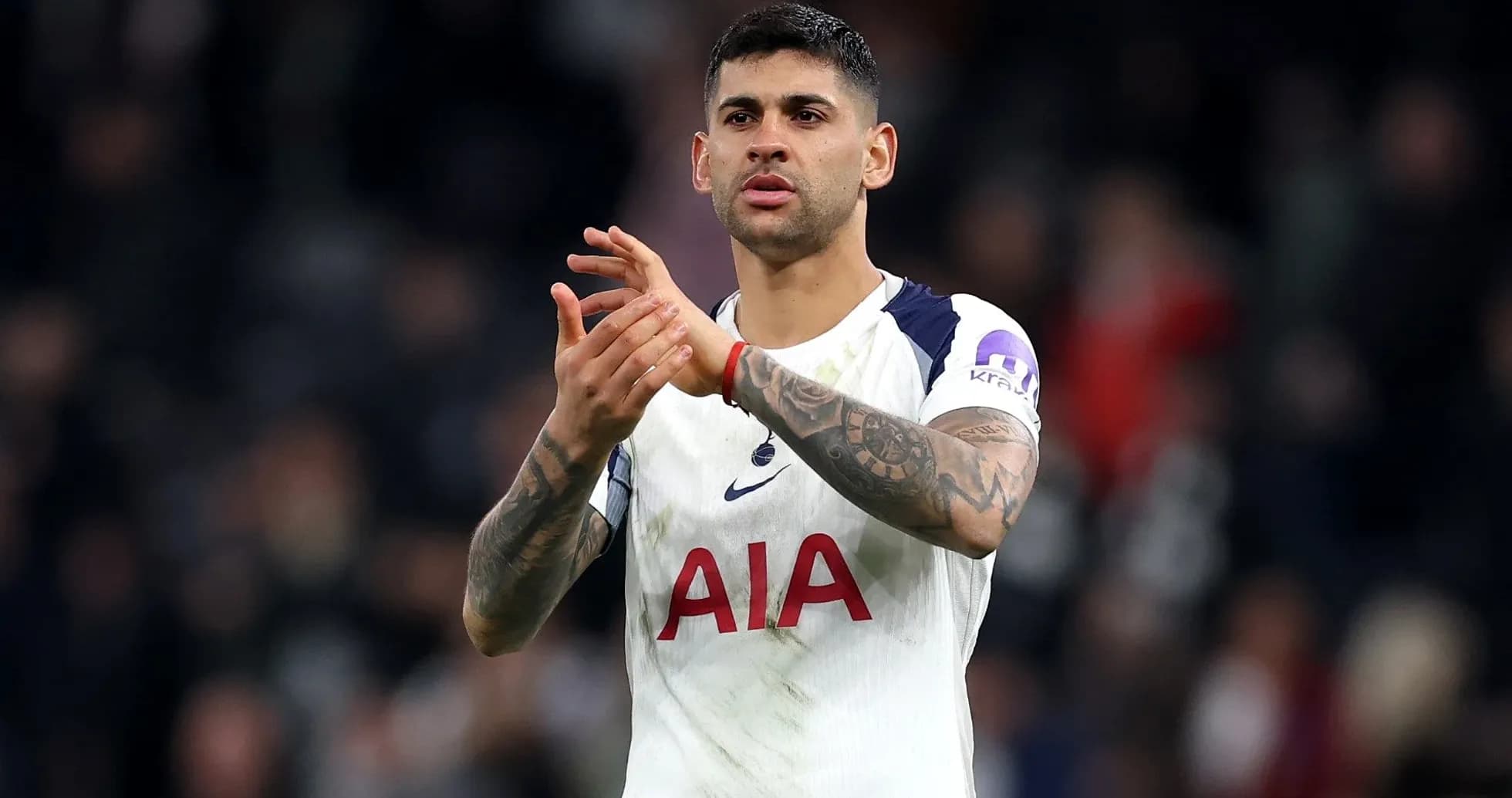 Jugador de Tottenham aplaudiendo tras el partido