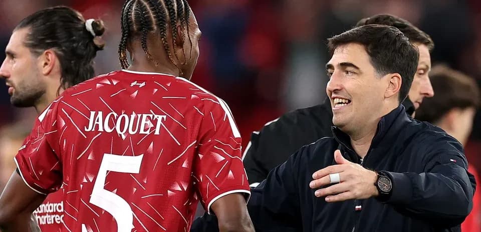 Jugador con camiseta 'JACQUET' saludando a entrenador
