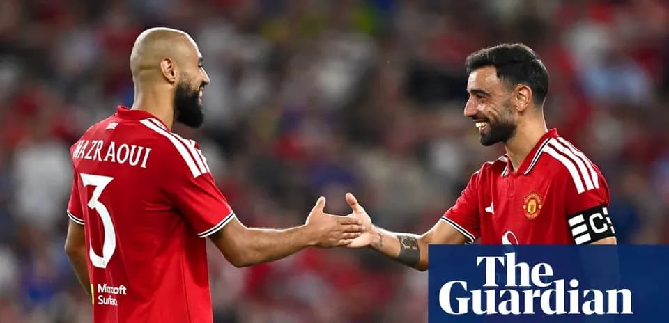 Jugadores de Manchester United se saludan en el campo