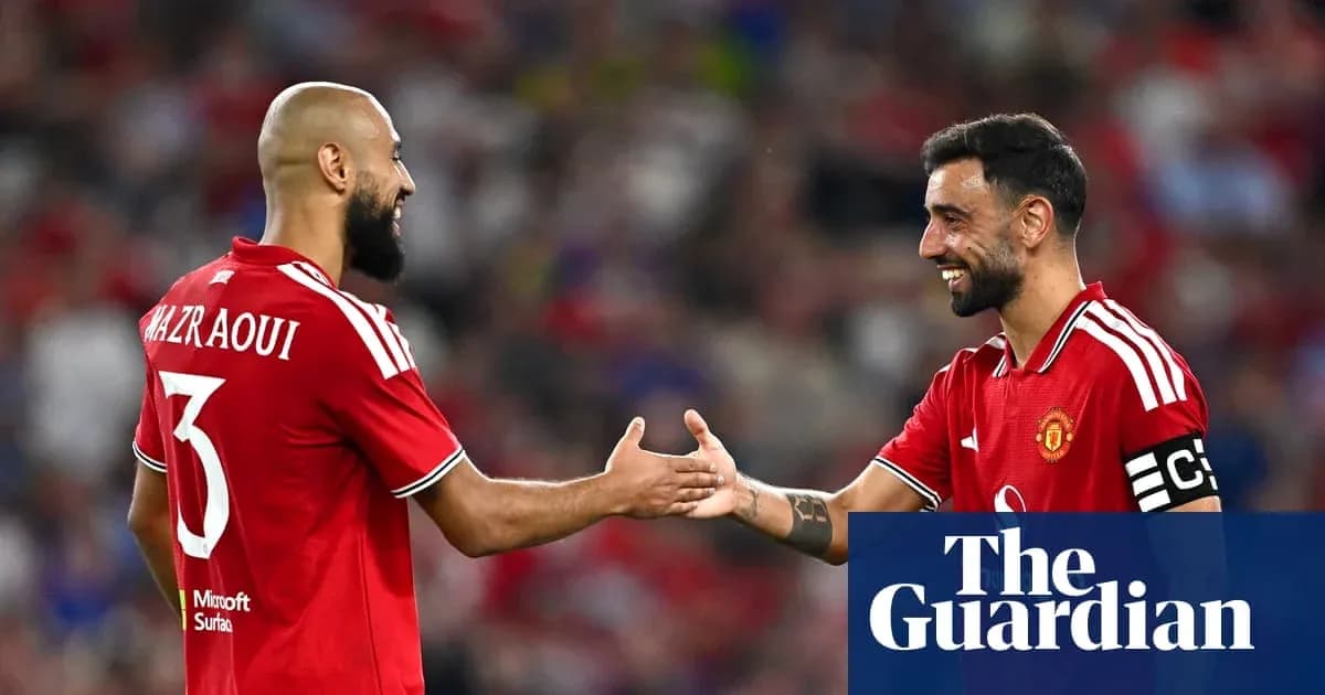 Jugadores de Manchester United se saludan en el campo