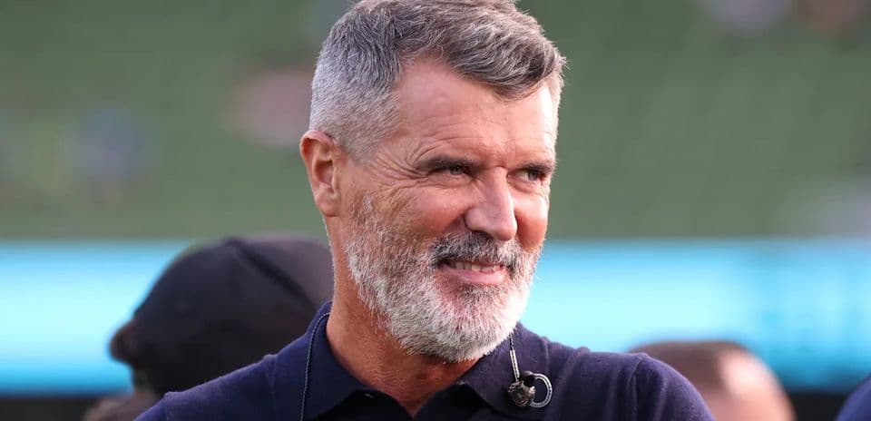 Hombre con barba gris sonriendo en un evento deportivo