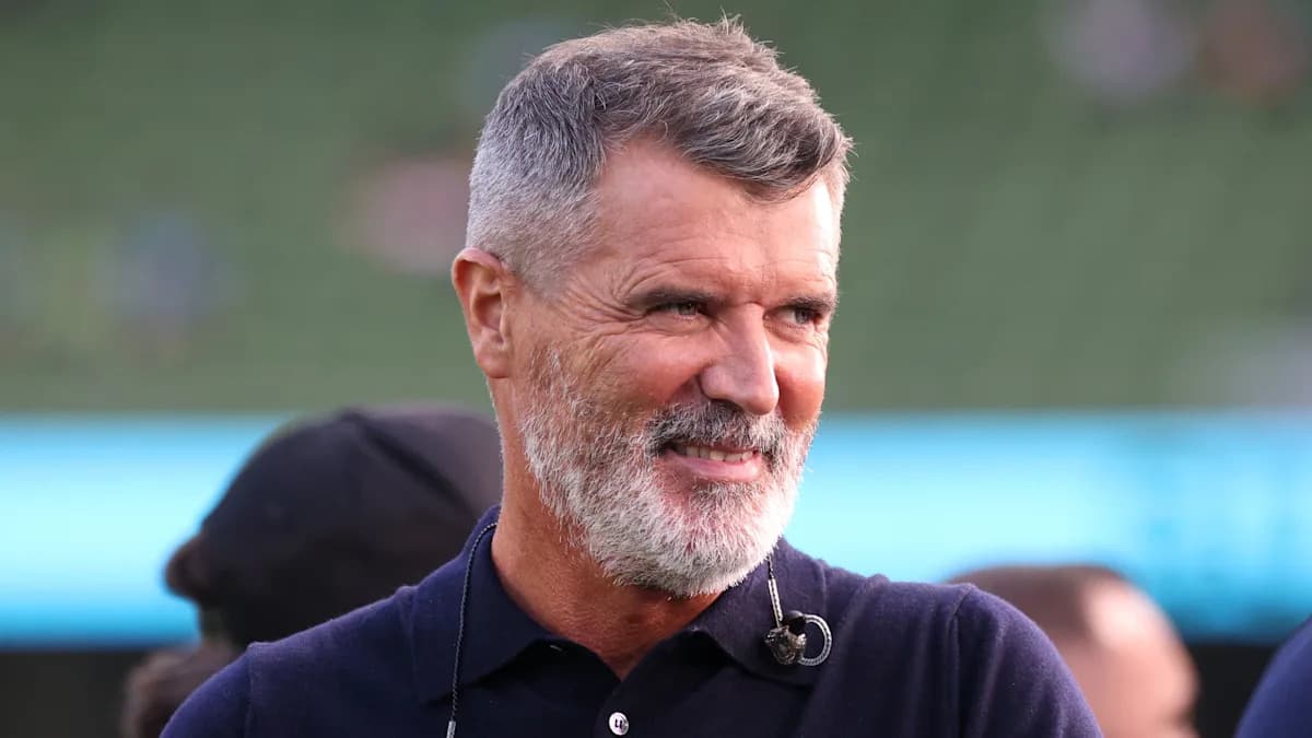 Hombre con barba gris sonriendo en un evento deportivo