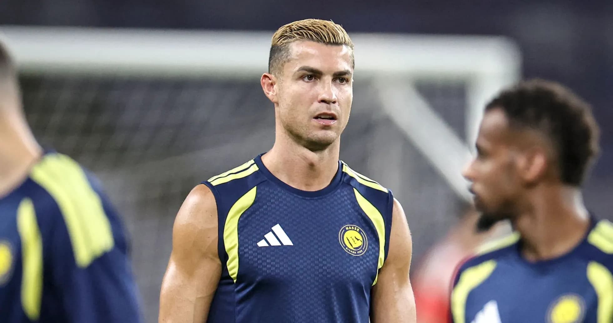 Jugador entrenando en uniforme de Al Nassr