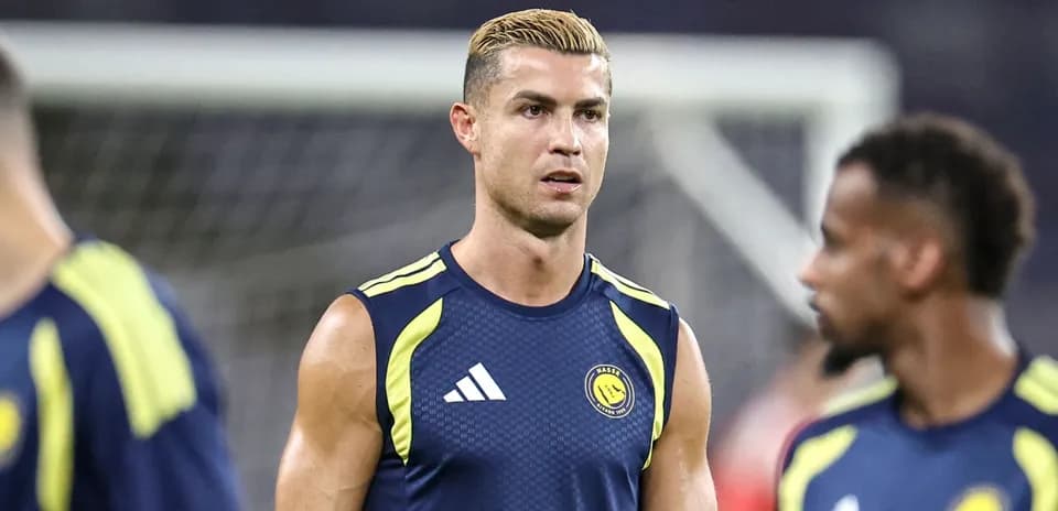 Jugador entrenando en uniforme de Al Nassr