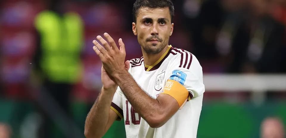 Jugador aplaudiendo tras el partido en el estadio