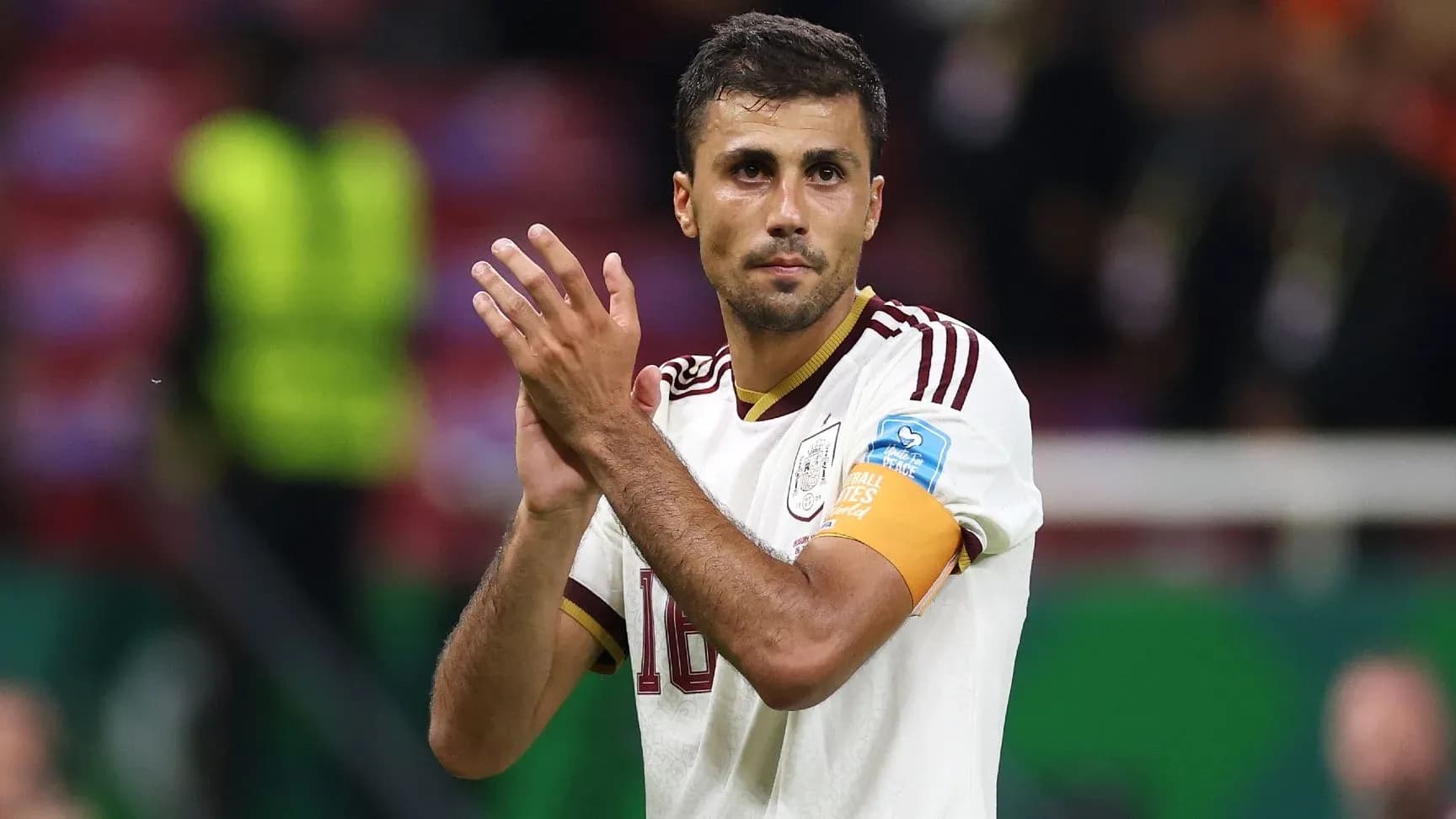 Jugador aplaudiendo tras el partido en el estadio
