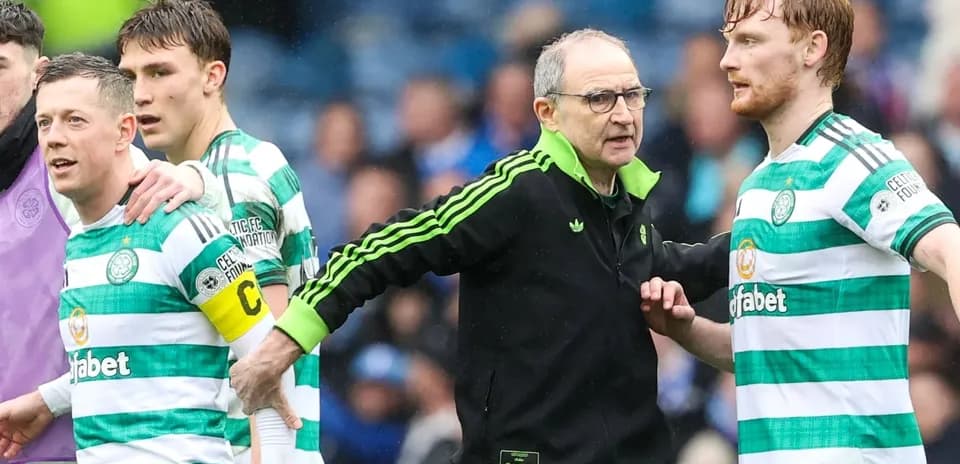 Jugadores de Celtic junto al entrenador en el partido