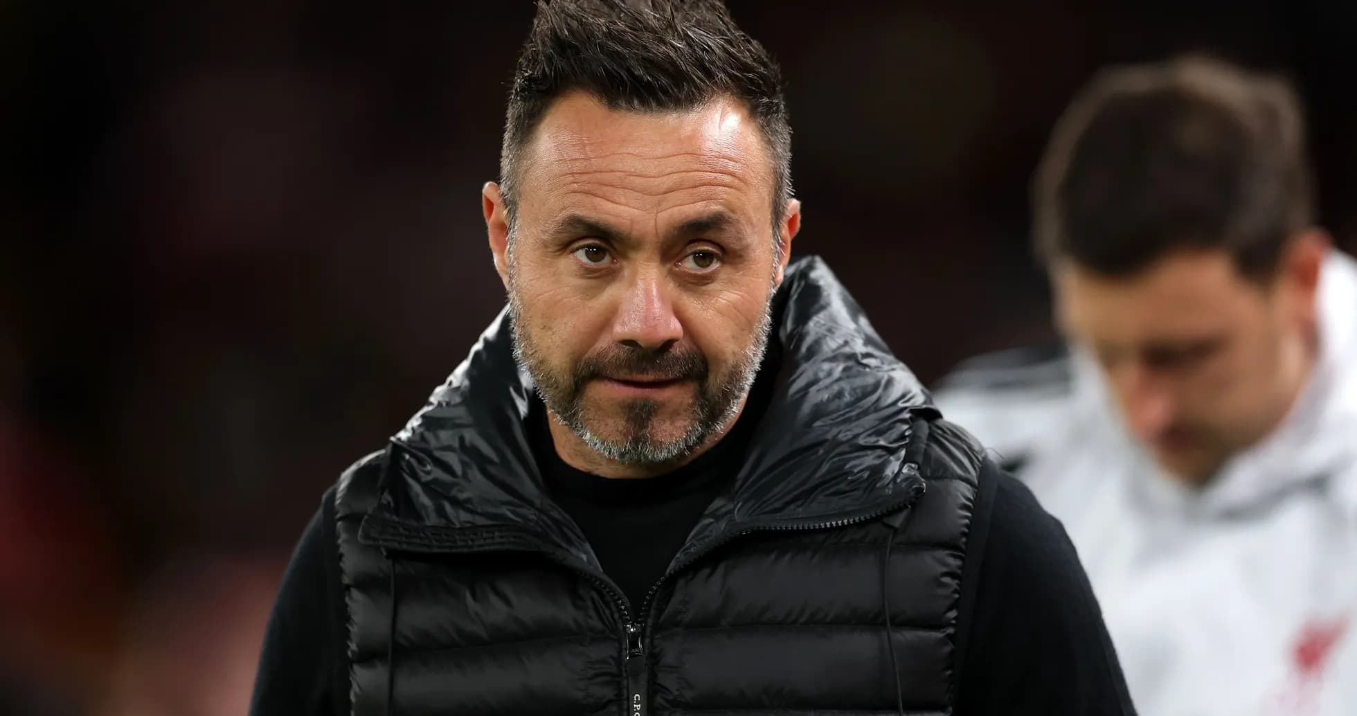 Entrenador en el campo durante el partido