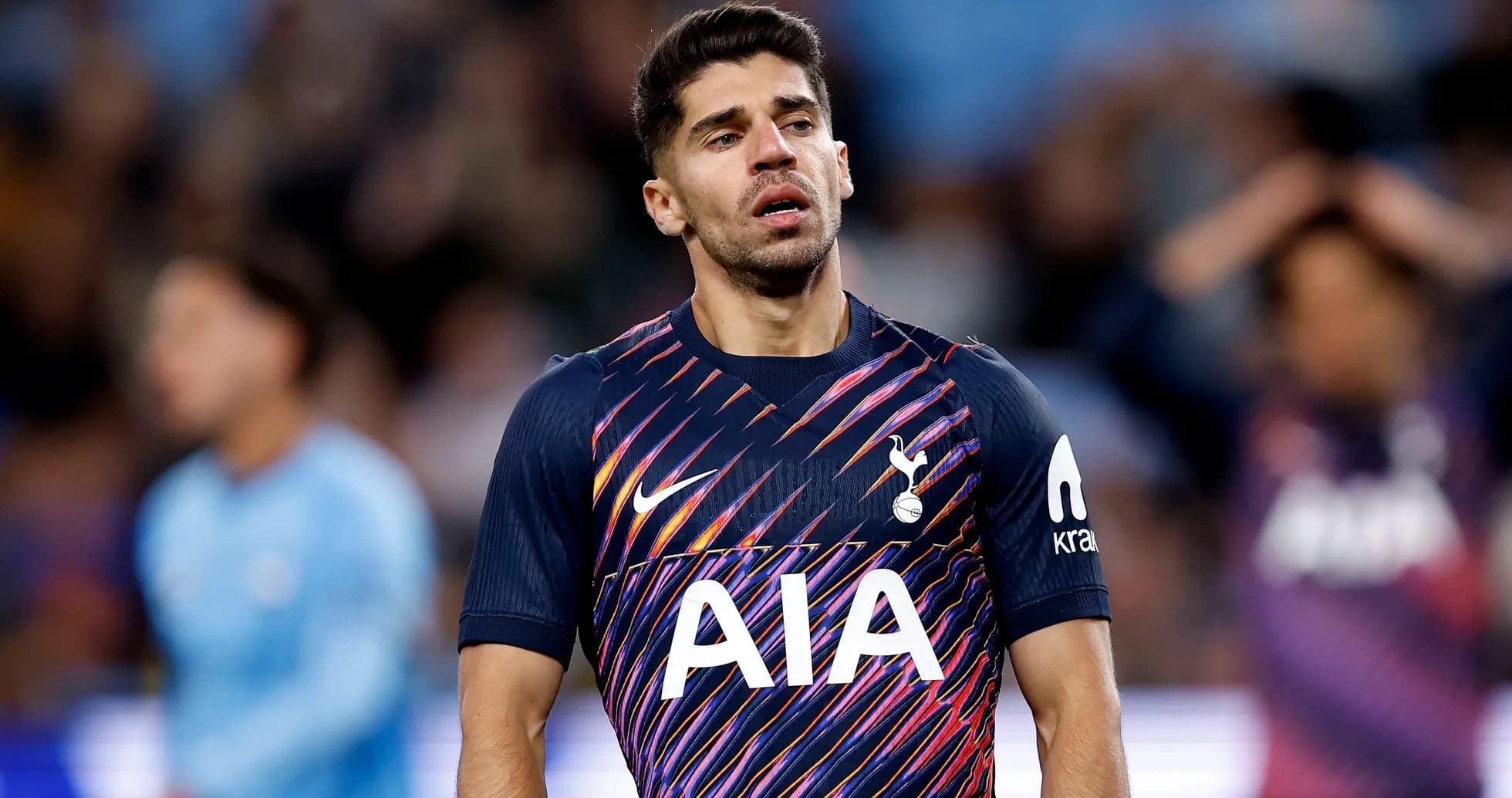 Jugador de Tottenham con uniforme durante el partido
