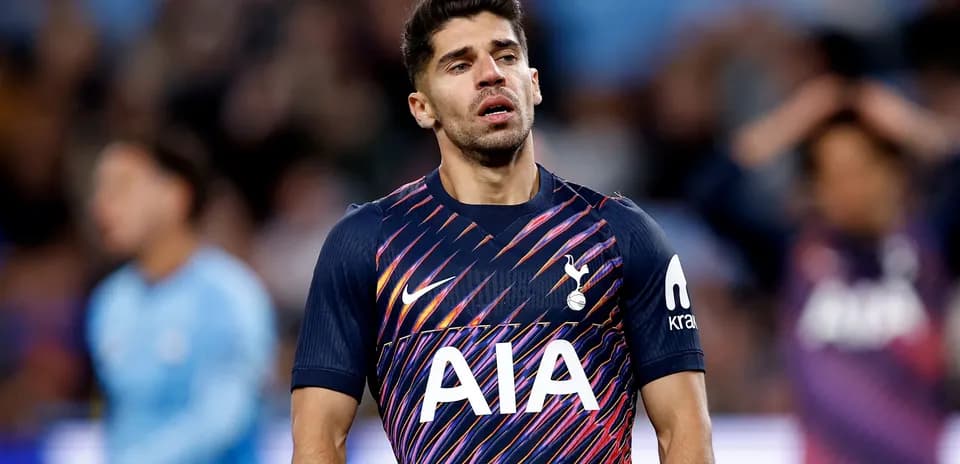 Jugador de Tottenham con uniforme durante el partido