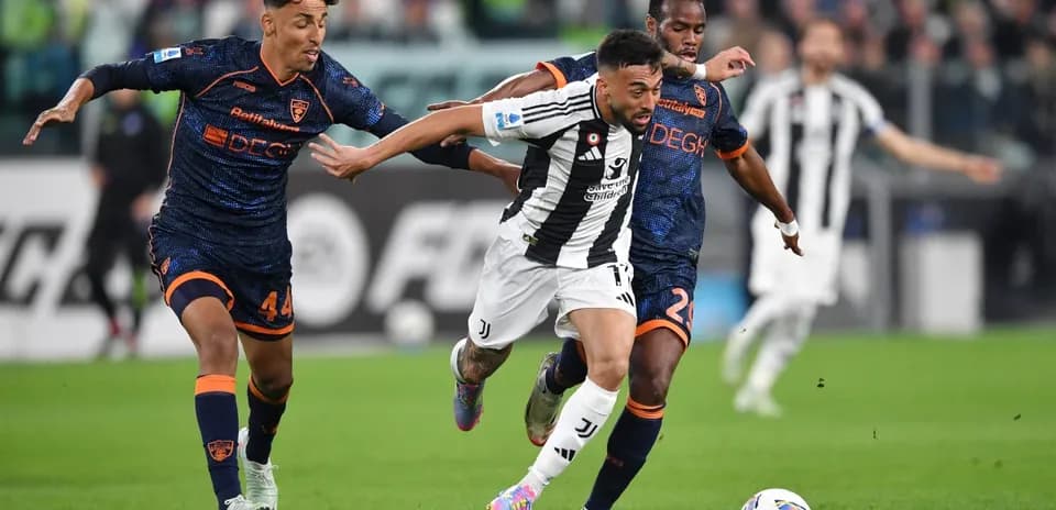 Jugador de Juventus esquivando a dos rivales de Lecce