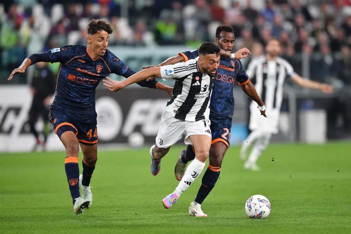 Jugador de Juventus esquivando a dos rivales de Lecce