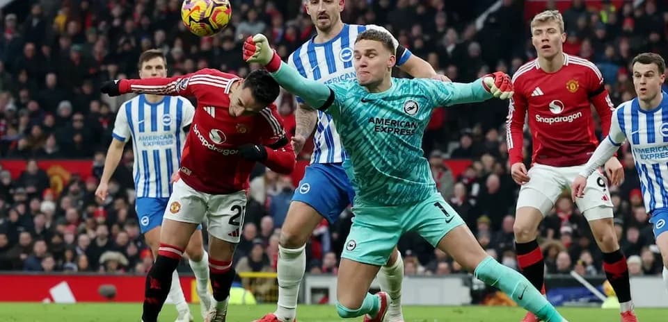 Portero del Brighton deteniendo un balón en el partido