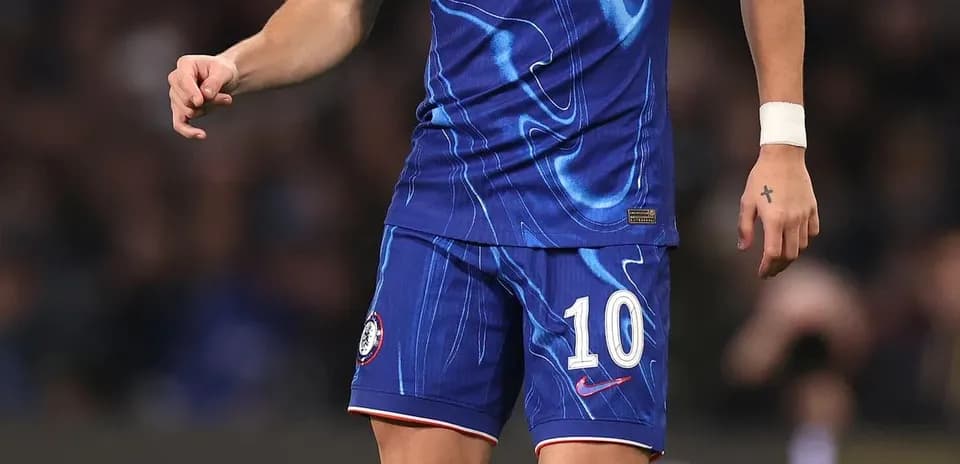 Jugador de Chelsea con balón en el campo